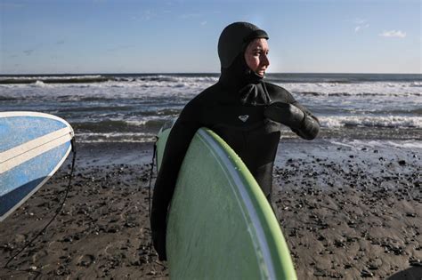 Tulsi Gabbard goes surfing in chilly New Hampshire – New York Daily News