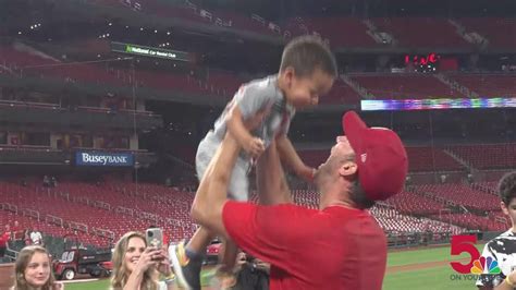 Adam Wainwright celebrates with family after Cardinals clinch | ksdk.com