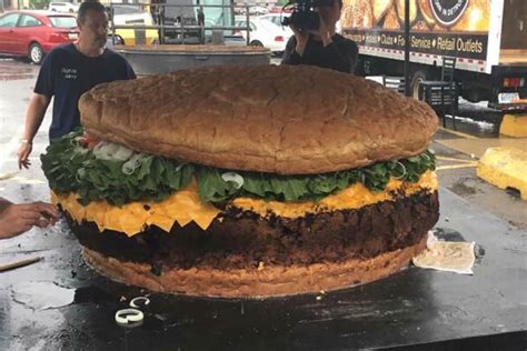 The Biggest Burger in the World Is 1,774 Pounds | Reader's Digest