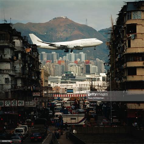 Boeing 747 Landing At Kai Tak Airport High-Res Stock Photo - Getty Images