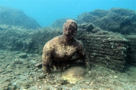 Tourists dive into underwater archaeological Roman party town | Daily Sabah