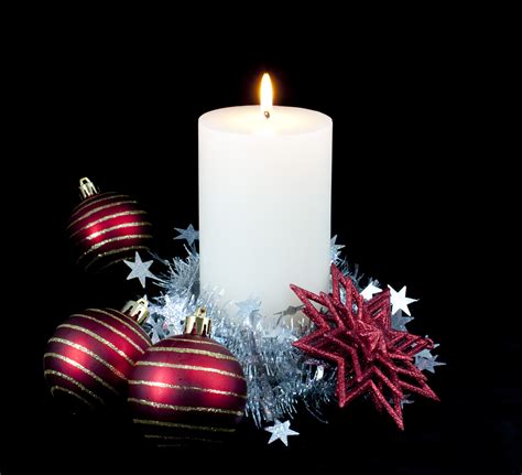 Photo of holiday candle and baubles | Free christmas images