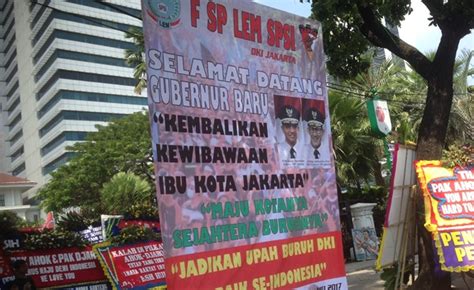 Wow! Spanduk Selamat Datang Gubernur Baru di Depan Kantor Ahok