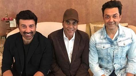 Sunny Deol shares perfect moment with Dharmendra, Bobby Deol | Bollywood - Hindustan Times