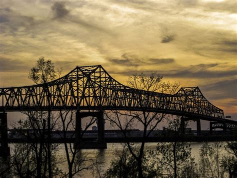 Bridge at dusk over the mouth of the Mississippi in Baton Rouge ...