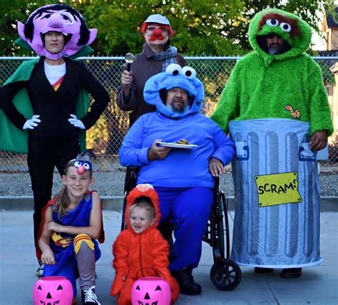 Themed family Halloween costumes - Sesame Street