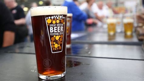 The fishy ingredient in beer that bothers vegetarians - BBC News