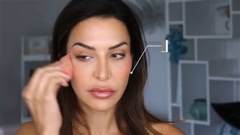 Lip Contouring Tutorial: Easy Big Lips Hack | Upstyle