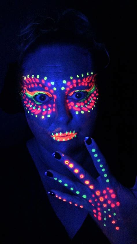 Blacklight makeup idea #idealesNeonmaquillaje | Neon face paint, Uv ...