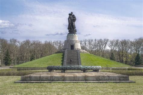 Den’ Pobedy in Berlin: The 75th anniversary of the end of the Second World War. Understanding ...