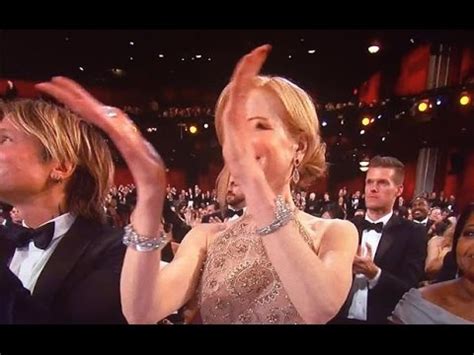 Nicole Kidman doesn't know how to clap? - YouTube