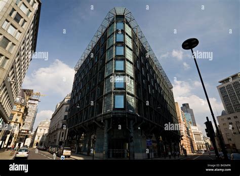 Accenture headquarters 60 Queen Victoria Street London Stock Photo - Alamy