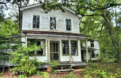 What To Do About The Abandoned House Next Door | We Buy Ugly Houses®