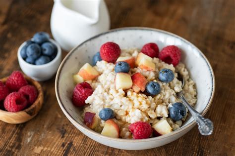 Oatmeal With Blueberries | The 9 Healthiest Snacks to Help You Stay ...