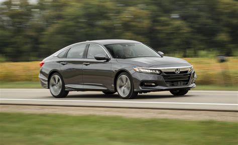 2018 Honda Accord sedan Pictures | Photo Gallery | Car and Driver