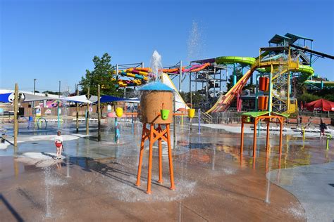 Splashwater Beach - Hurricane Harbor Arlington