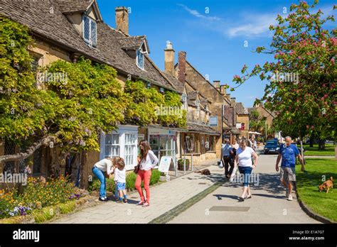 Tourists in Broadway Village, Cotswolds, Worcestershire, England, UK ...