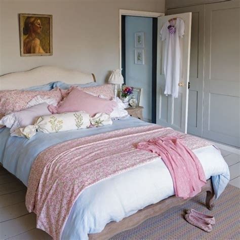 Pastel color palettes in elegant bedroom designs