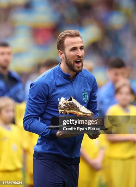 Harry Kane Golden Boot Photos and Premium High Res Pictures - Getty Images