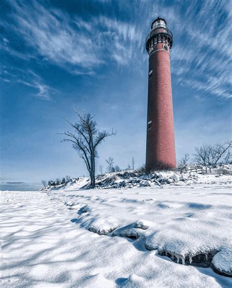 25+ Breath-Taking Photos of Frozen Michigan Lighthouses in Winter