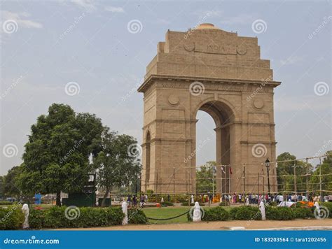 India Gate, Famous Landmark New Delhi with Tourists Editorial Stock ...