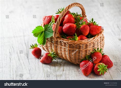 10,205 Strawberries Basket Outdoors Images, Stock Photos & Vectors | Shutterstock