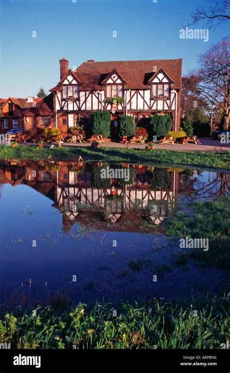 Cookham, Berkshire, England with flood waters forming pond in front of The Crown Stock Photo - Alamy