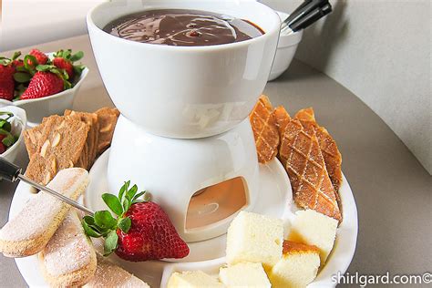 Fruits with chocolate fondue - Food Keg