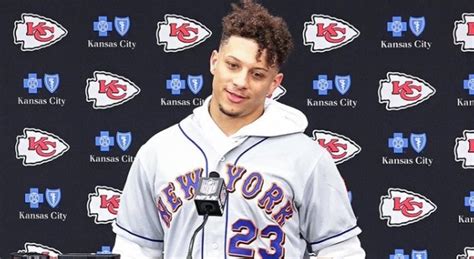 PHOTO Patrick Mahomes In A New York Mets Jersey