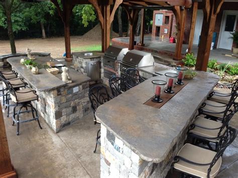 Gorgeous outdoor kitchen with bar seating created by Tulsa Patioscapes | Cozinha externa ...