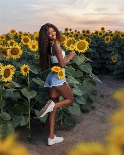 8 Best Sunflower Photoshoot Ideas to Try This Season