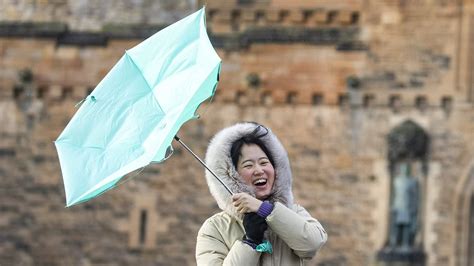 Storm Ingunn 'weather bomb' closes in: Britain hit by 106mph gales as ...