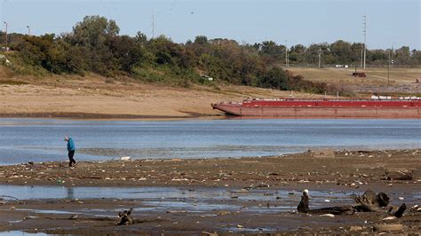 Barges “dead in the water” in drought-stricken Mississippi River; supply chains collapsing