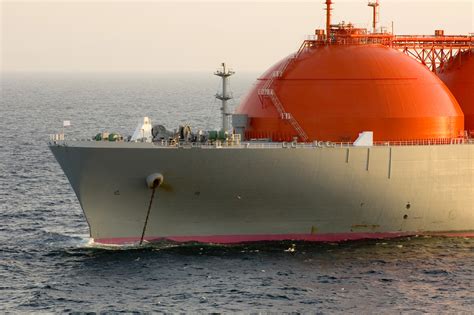 iStock_000012507464Large LNG tanker – LWI