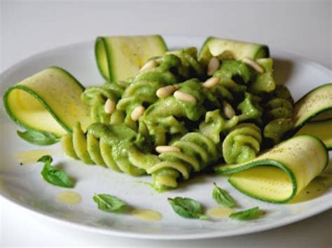 Fusilloni con pesto di zucchine e basilico - Ricetta Petitchef | Recipe | Zucchini, Food, Vegetables