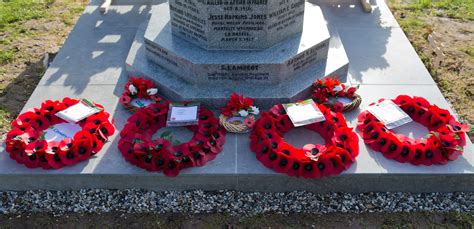 Images Gratuites : fleur, monument, rouge, décès, art, souvenir, Monument commémoratif de guerre ...