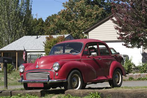 OLD PARKED CARS.: 1960 Morris Minor 1000.