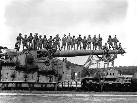 American soldiers on top of German railway gun The Dora, 1945 (foto Reddit) – Rob Scholte Museum