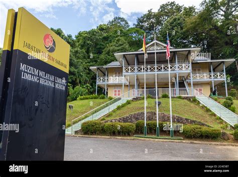 Limbang, Sarawak, Malaysia:Schild für das 'Limbang Regional Museum ...