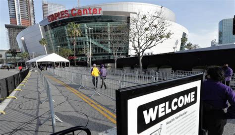 Lakers fans get Staples Center buzzing again with activity - Los Angeles Times