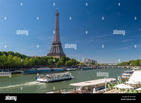 France paris eiffel tower bateau mouche hi-res stock photography and ...