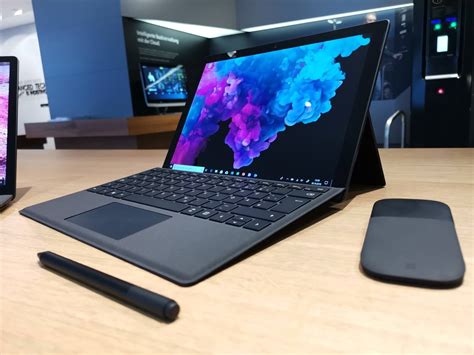 Schwarz steht ihnen gut - Surface Pro 6 & Surface Laptop 2 Hands-On