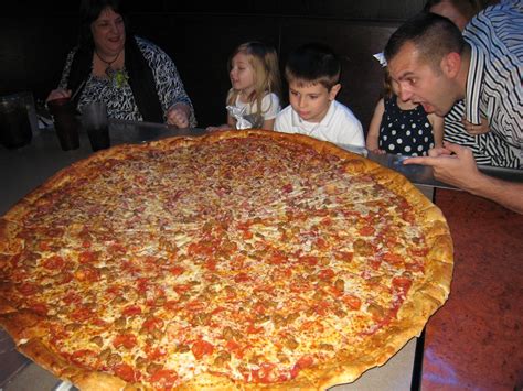 That's a big pizza caw caw #Pizza #Pizzas #food #foods Giant Pizza, Big Pizza, Gluten Free ...