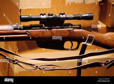 Lee harvey oswald rifle hi-res stock photography and images - Alamy