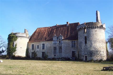 Abandoned castle in Corgnac-sur-l'Isle, France [2304x1536] : r ...