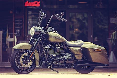 Custom Harley-Davidson Road King Looks All Army and Big - autoevolution