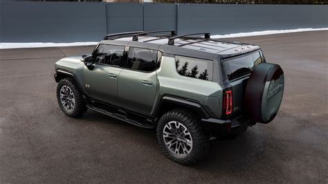 GMC Hummer SUV EV vs. Rivian R1S Comparison - Kelley Blue Book