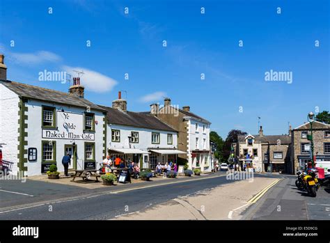 Shops in settle yorkshire hi-res stock photography and images - Alamy