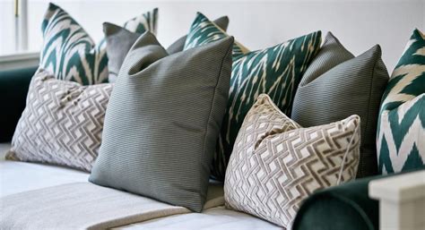 How to Arrange Cushions on a Sofa: 9 Style Ideas | Cushion arrangement ...