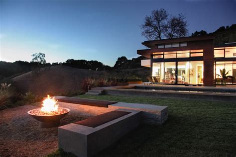 20 Modern Fire Pits That Will Ignite The Style Of Your Backyard